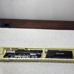 AHM Union Pacific 4-8-4 HO Scale Black Steam Locomotive Train 5098-02 (Run Once)